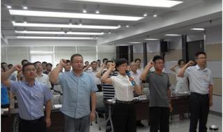 游客黄山上唱起国歌