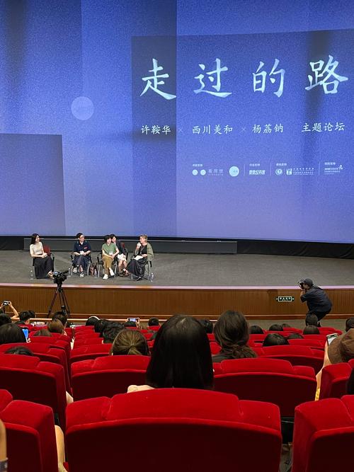 纪录片真实性的边界:摆拍与记录的博弈(纪录片真实性问题)