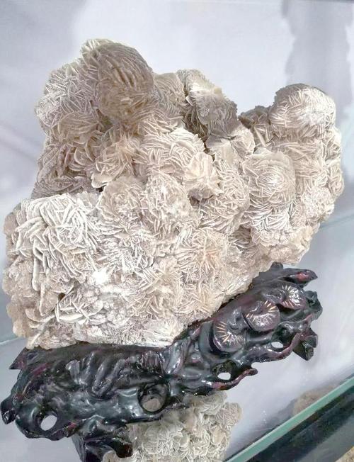 沙漠玫瑰石的自然形成条件（沙漠玫瑰石产地在哪里）