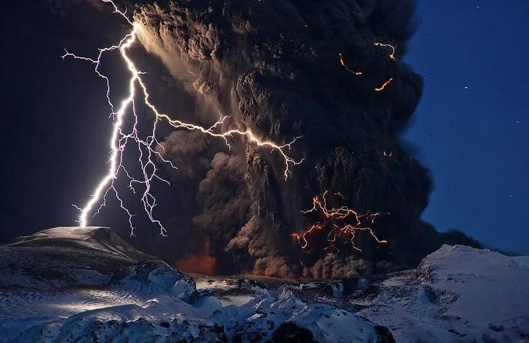 火山闪电的电荷分离机制（火山爆发时壮观的闪电场面）