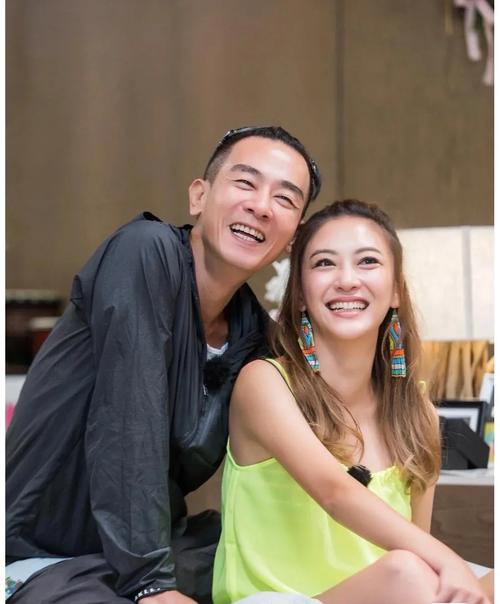 应采儿和陈小春多少岁（应采儿跟陈小春年纪）