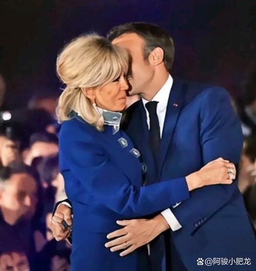 马克龙和夫人相差多少岁(马克龙及夫人年龄)