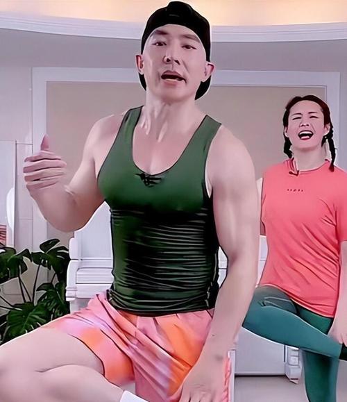 刘畊宏是谁的健身教练（刘畊宏的健身器材）