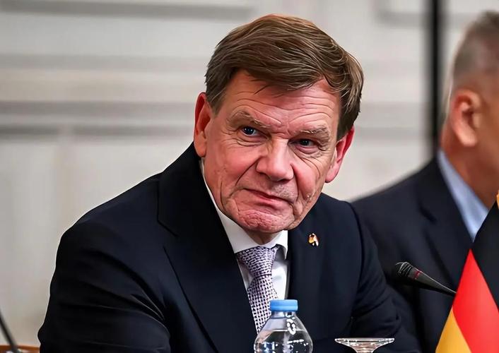 马克龙确诊后首次亮相（马克龙新闻）